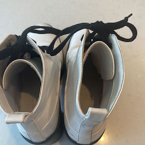 Forever 21 women’s boots size 7, white wedge black ties fun for everyone. - Picture 7 of 8